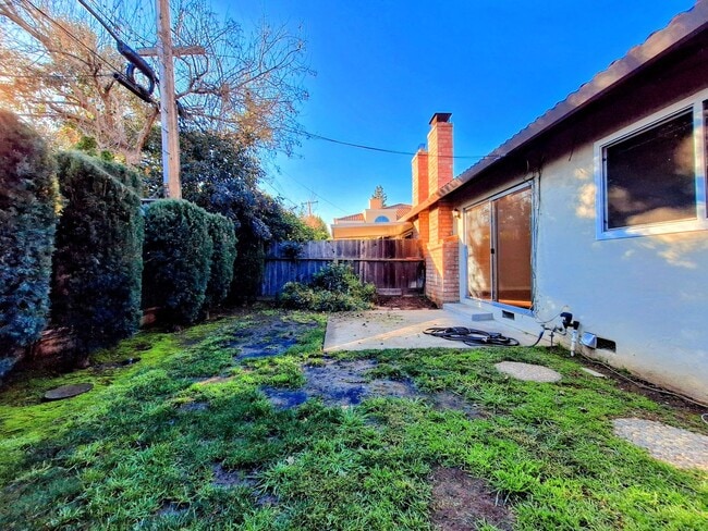 Building Photo - Charming 2bd Duplex With Private Yard & Garage