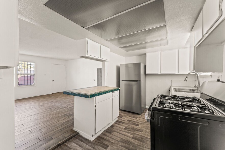 Building Photo - 956 E Imperial Hwy