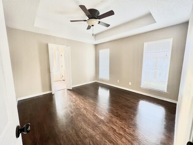 Building Photo - 5215 Northview Dr
