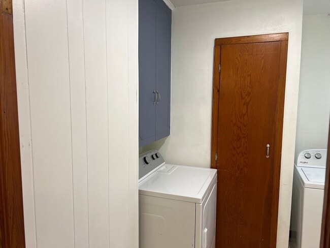 Building Photo - inviting 3-bedroom, 2-bath residence