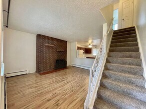 Building Photo - Beautiful 2 Bedroom Town Home!