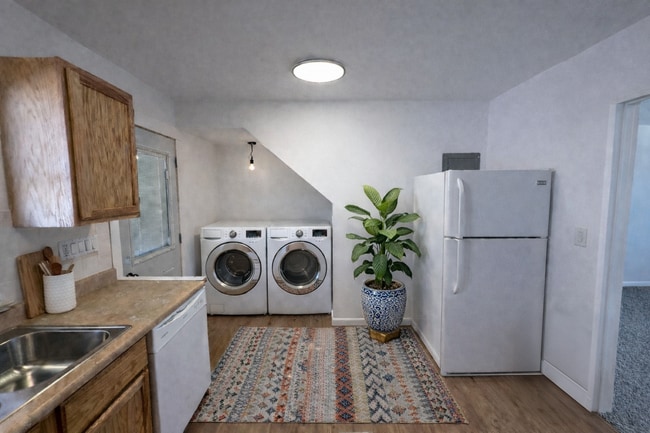 Building Photo - 206 W 7th St