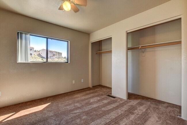 Building Photo - Pet Friendly 4 bedroom, 3 bath home for rent!