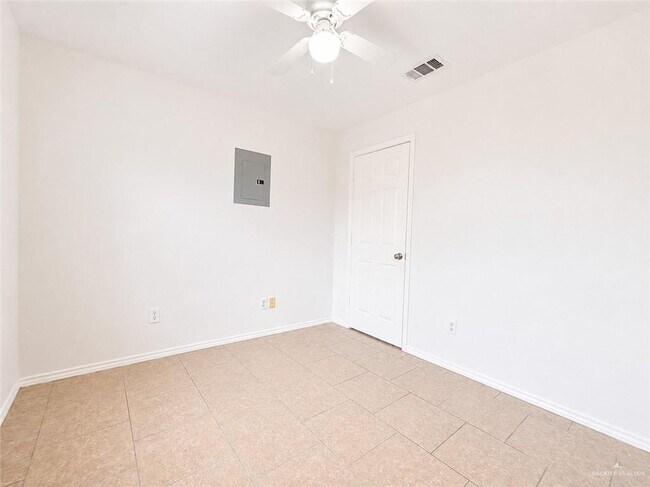 Building Photo - 1523 Oasis Dr
