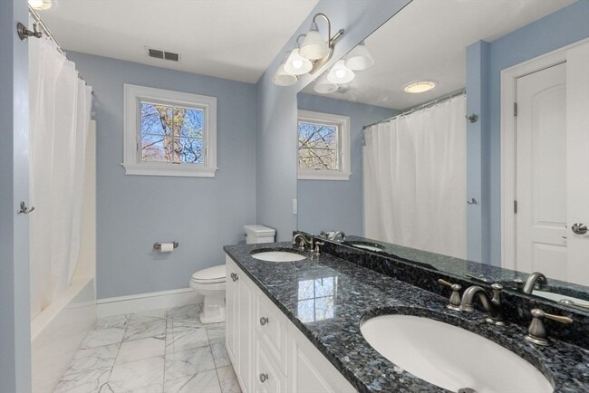 Building Photo - 11 Bobolink Rd