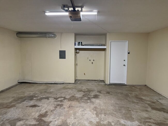 Building Photo - 8266-8266 Linden Rd