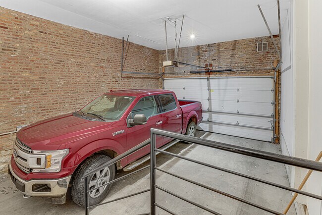 Building Photo - 944 W Lake St