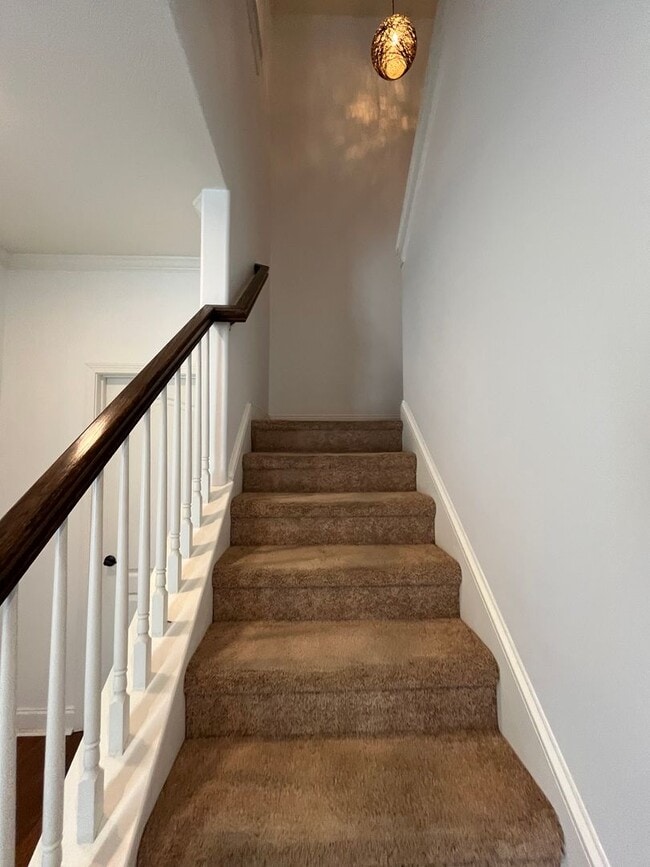 Building Photo - Stunning 3 Bed 3 Bath Home