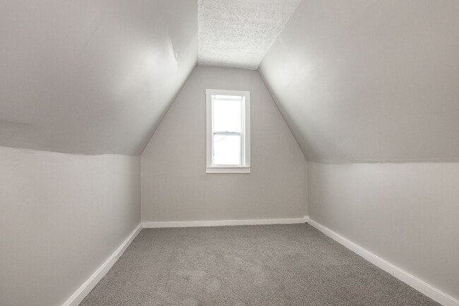 Building Photo - NEWLY RENOVATED! - 3 BED, 1.5 BATH BEAUTIFUL SINGLE- FAMILY HOME.