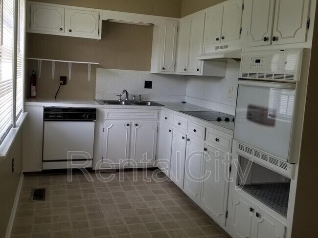 Building Photo - 470 Diamond Grove Rd