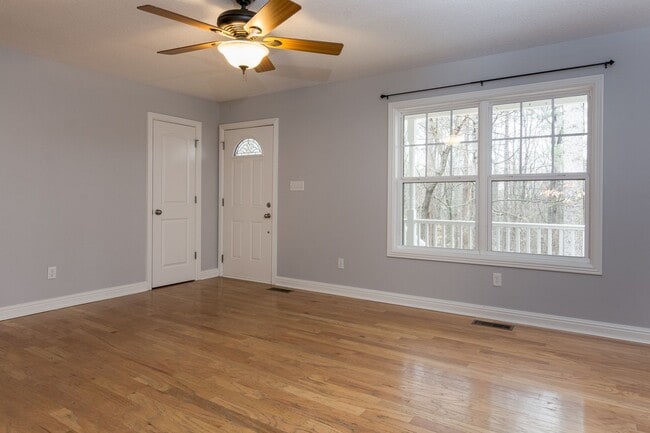 Building Photo - Central AVL - Beautiful 3/2 Cape Cod