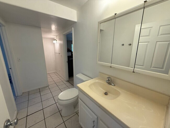 Building Photo - Huge 7 bed 3 bath house on Adobe  (Lease o...