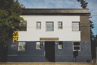 Building Photo - Top Floor Vintage Studio with Modern Renovations + $$$ OFF Rent!