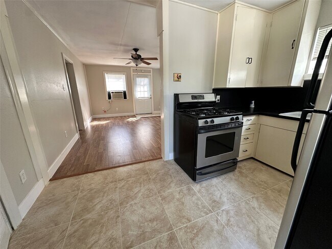 Primary Photo - 7110 McHenry St