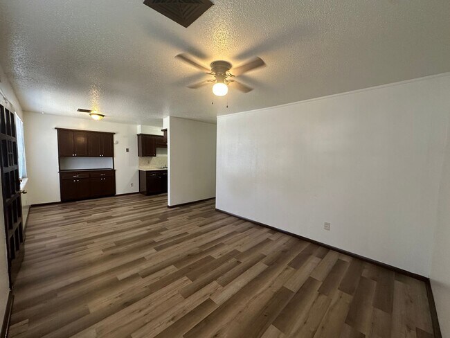 Building Photo - 3 bed 1.5 bath 1 car garage