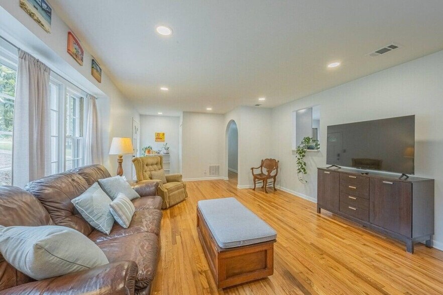 Building Photo - 635 Rivermont Rd