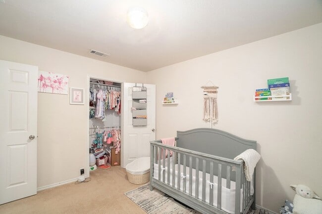 Building Photo - 1327 Primrose Dr