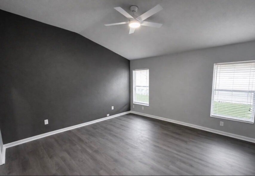 Building Photo - 5651 SW 40th Pl