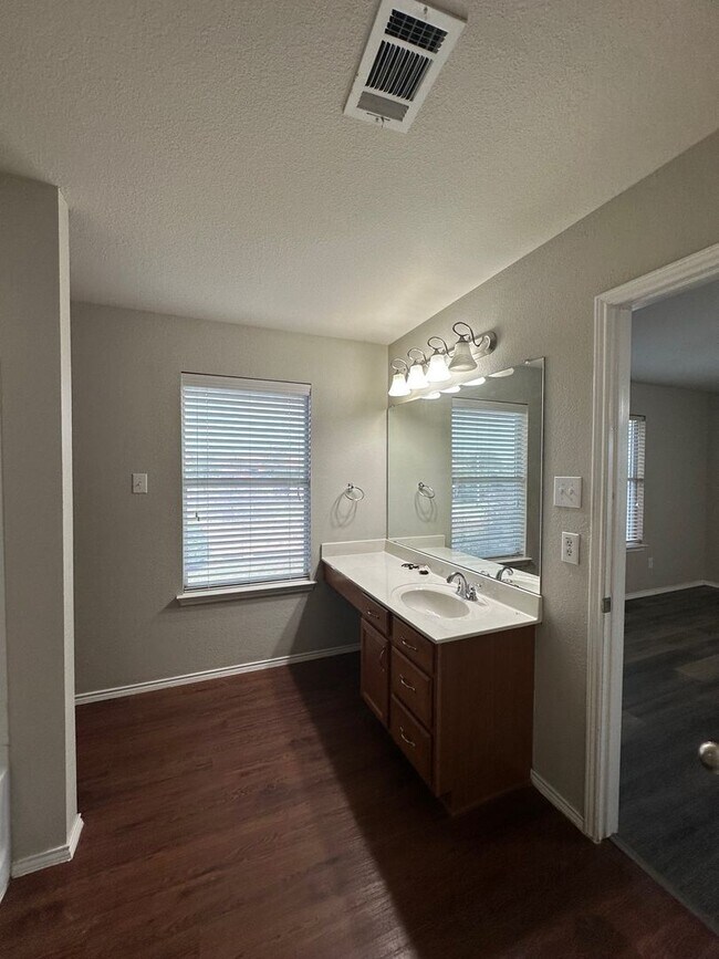 Building Photo - **Available 6/6/25**