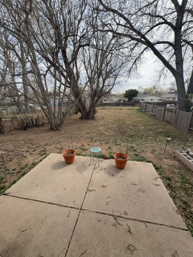 Building Photo - 526 N Frey Ave