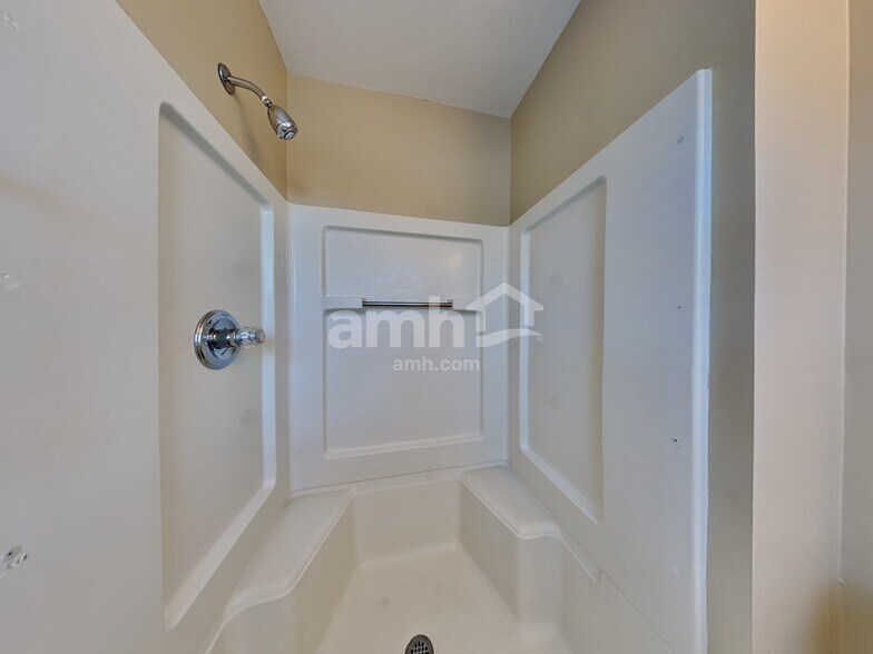 Building Photo - 2123 Red Oak Dr