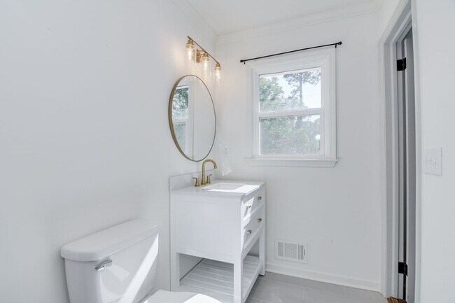 Building Photo - Southern Charm Brick Ranch Home