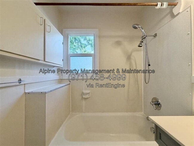 Building Photo - 1017 NE Birchwood Dr