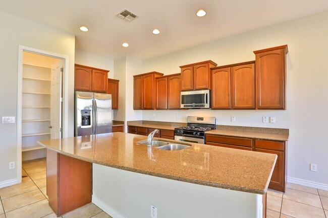 Building Photo - Beautiful Gilbert 4BR/2BA w/ RV Gate, Cove...