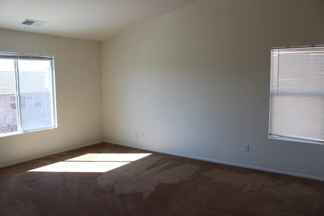 Building Photo - BEAUTIFUL LARGE 5 Bedrooms, 2.75 Bathrooms Home