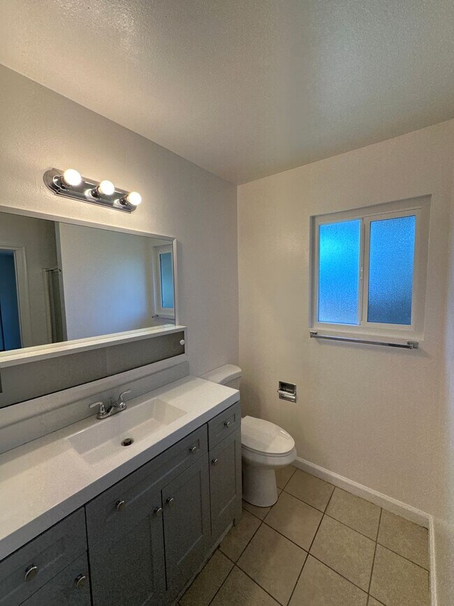 Building Photo - 3bd/2ba Duplex! - Hemet, CA