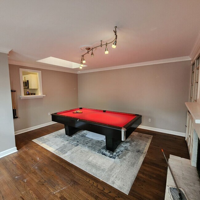 Building Photo - Beautiful End unit Townhome for rent