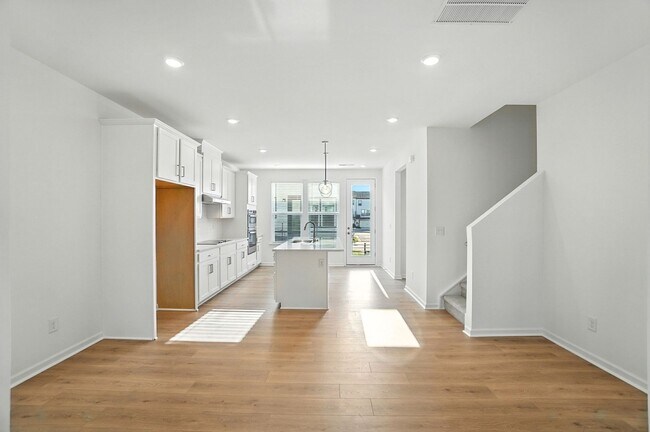 Building Photo - Brand-new three-story townhome in the Univ...