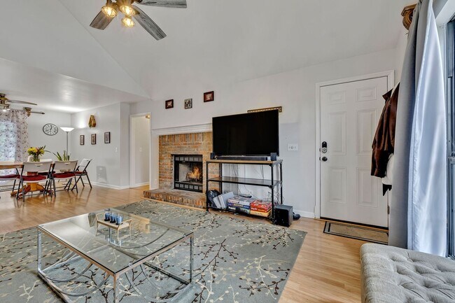 Building Photo - 3 bedroom/2 bathroom Home