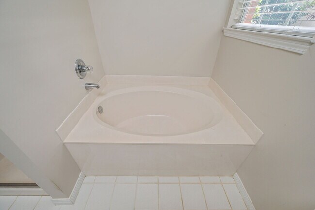 Building Photo - 107 Bay Tree Dr