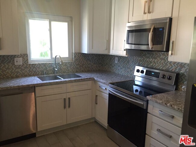 Building Photo - 1128 Rexford Dr