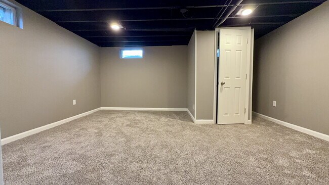 Building Photo - Beautifully remodeled 3 bedroom, 1.5 bath home.