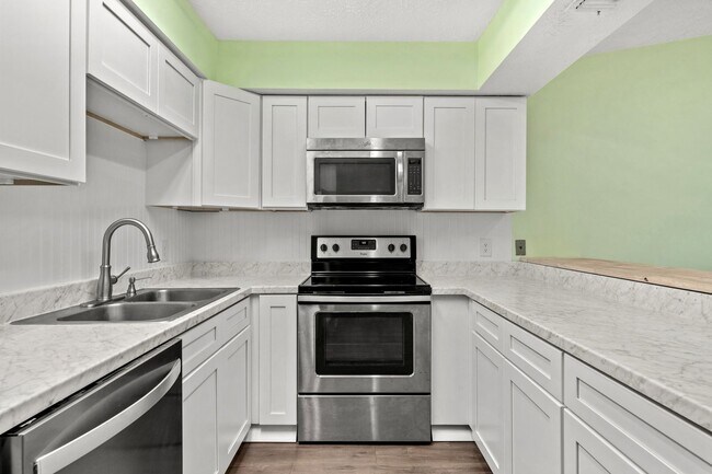 Building Photo - Charming 3Bed/2Ba Duplex Unit Convenient t...