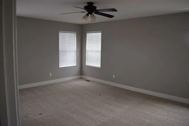 Building Photo - Spacious 3 Bedroom 2.5 Bathroom Home in Me...