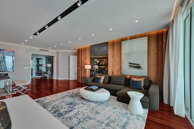 Building Photo - 16051 Collins Ave
