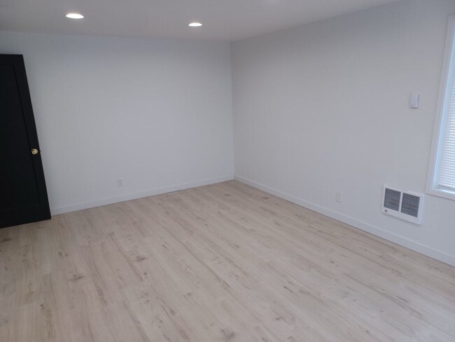 Building Photo - Remodeled! One level, 2 bdrm 1 bath end un...