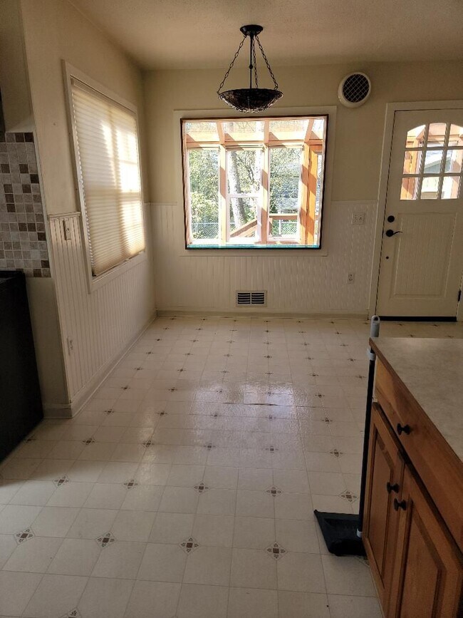 Building Photo - Beautiful Craftsman-style 3 bedroom, 2 bath home (1632 sq ft)  near Lake Steilacoom PLUS studio c...