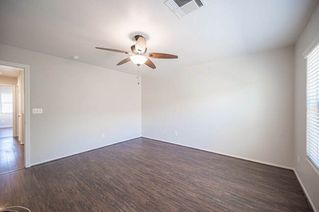 Building Photo - Beautiful 4 Bedroom 2.5 bath Home in the Southwest!