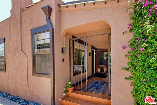 Building Photo - 1518 N Stanley Ave