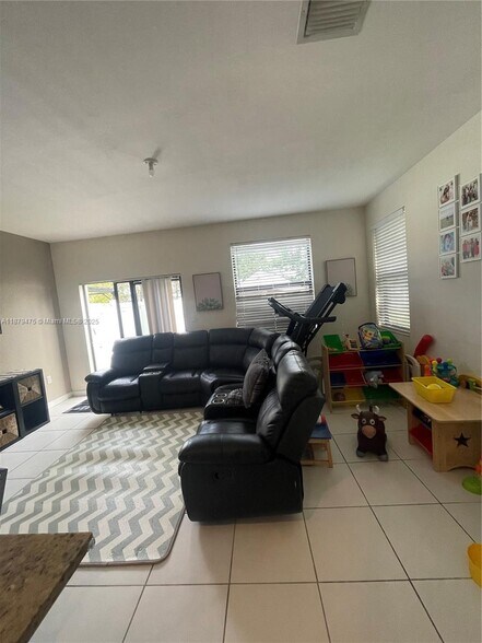 Building Photo - 9309 W 32nd Ln