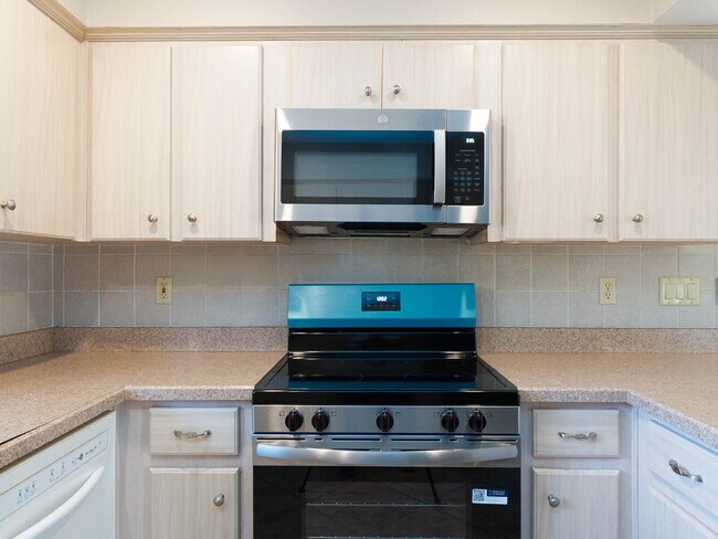 Building Photo - MOVE IN WITH ZERO DEPOSIT - UPDATED 3 BEDROOM HOME IN VENICE