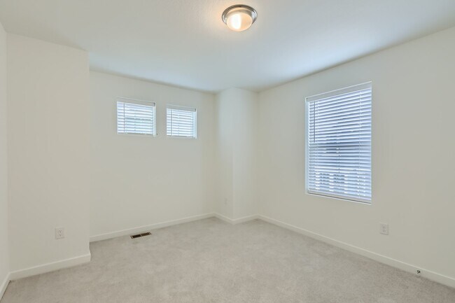 Building Photo - 637 Thistle Pl