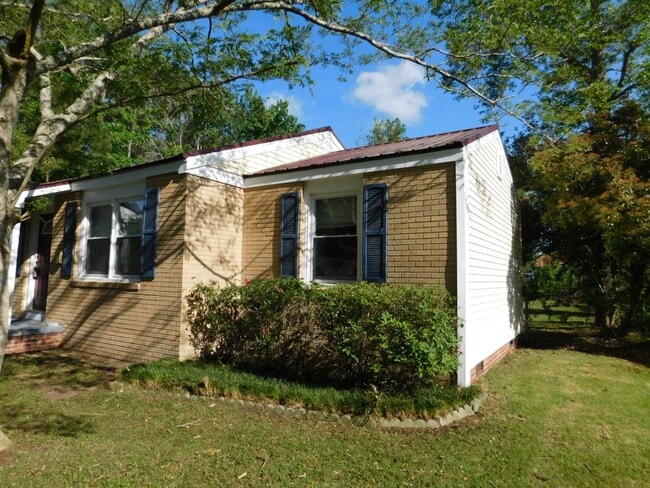 Building Photo - Single Family Home Just Minutes From Cherry Point Base!
