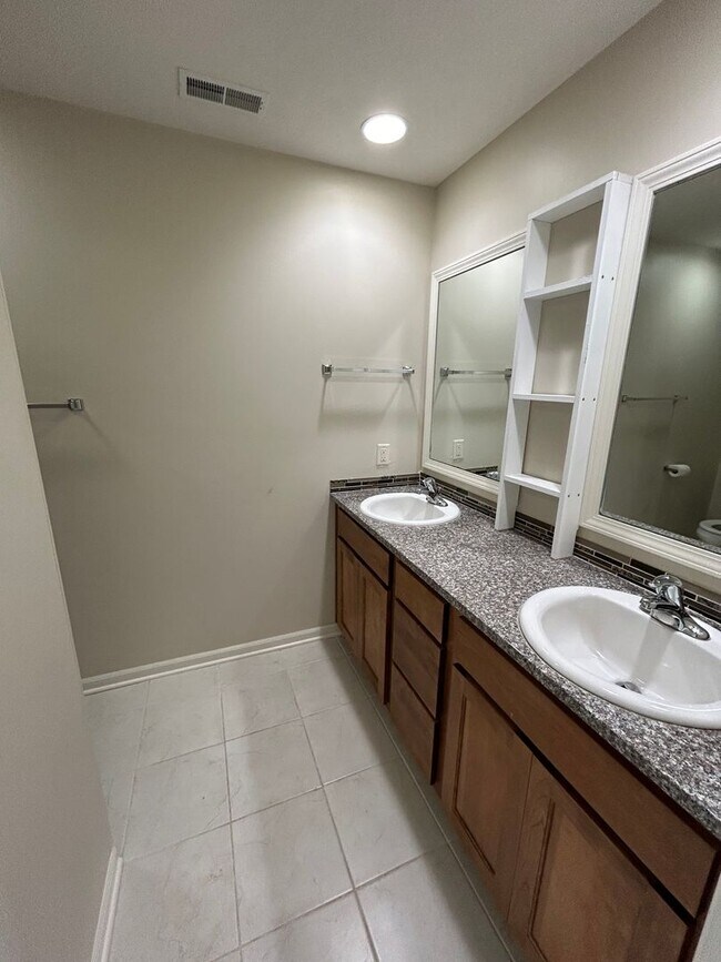 Building Photo - Beautiful, spacious, 4 bedroom, 3 bath tow...