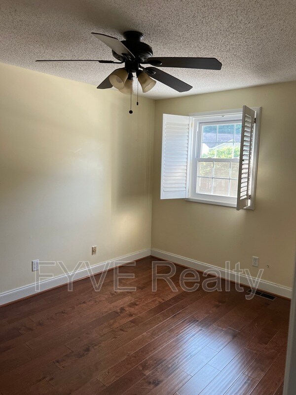 Building Photo - 7914 Gleason Dr