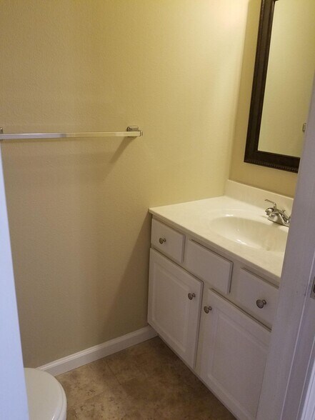 Building Photo - 421 Orchard View Ct